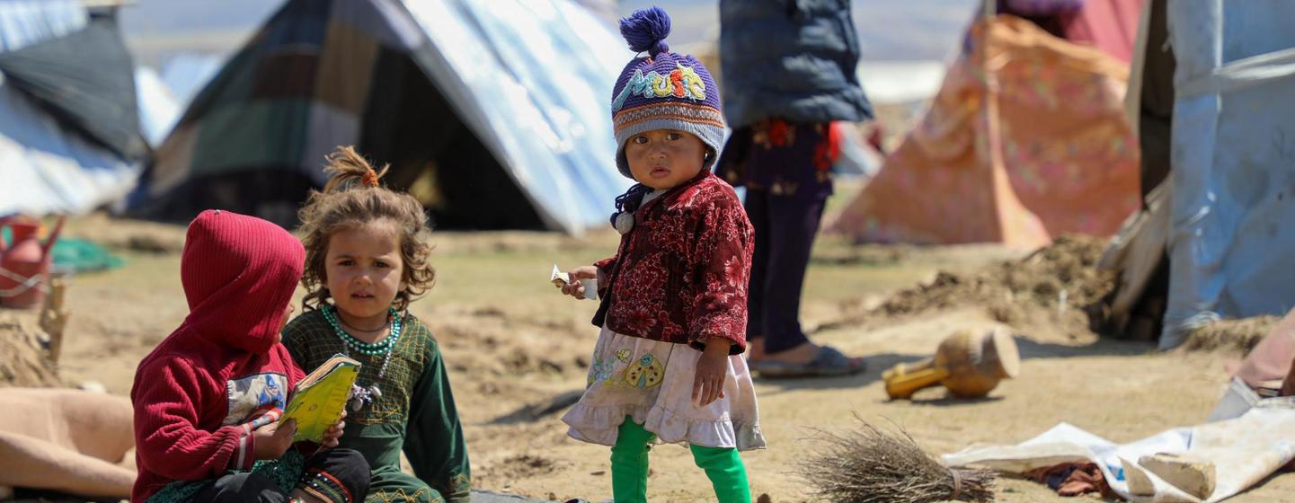 Des enfants dans un camp pour personnes déplacées en Afghanistan