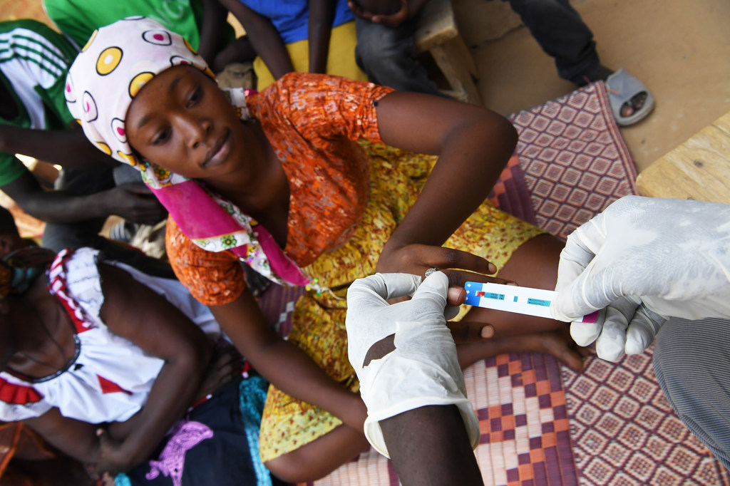Une jeune femme subit un test de dépistage du VIH négatif chez elle à Ndjamena, la capitale du Tchad.