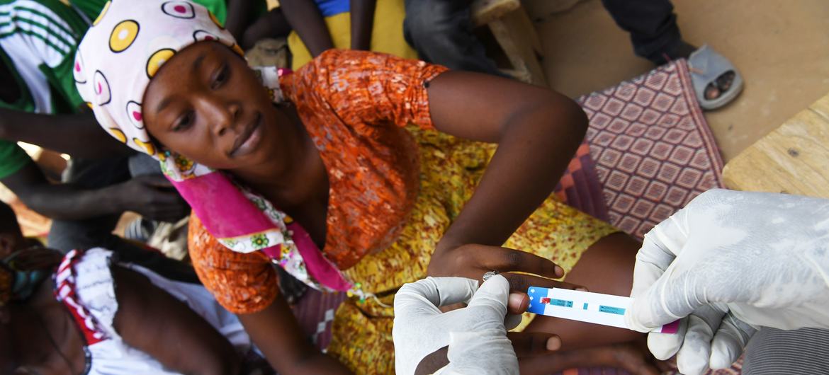 Une jeune femme subit un test de dépistage du VIH négatif chez elle à Ndjamena, la capitale du Tchad.
