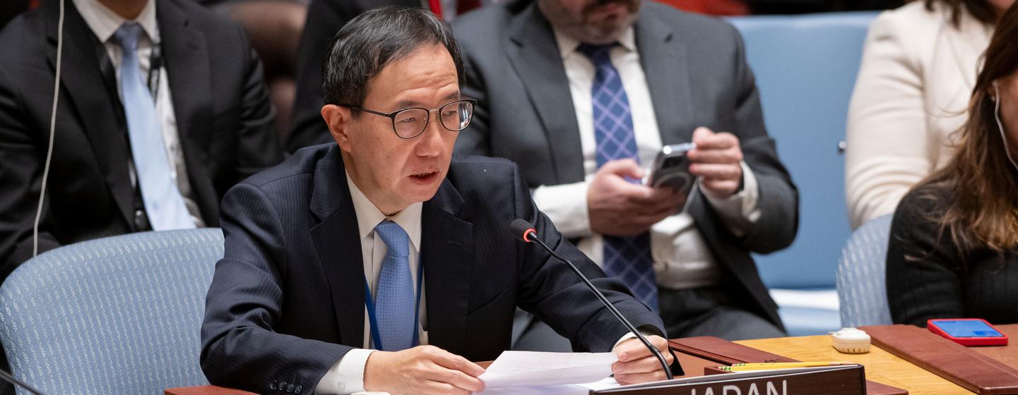 日本大使山崎和幸在联合国安理会会议上发表讲话，会议桌上可以看到加纳的铭牌。