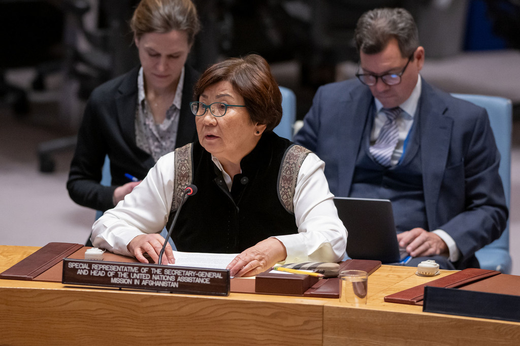 La Représentante spéciale du Secrétaire général et Cheffe de la Mission d’assistance des Nations Unies en Afghanistan (MANUA), Roza Otunbayeva, intervenant devant le Conseil de sécurité.