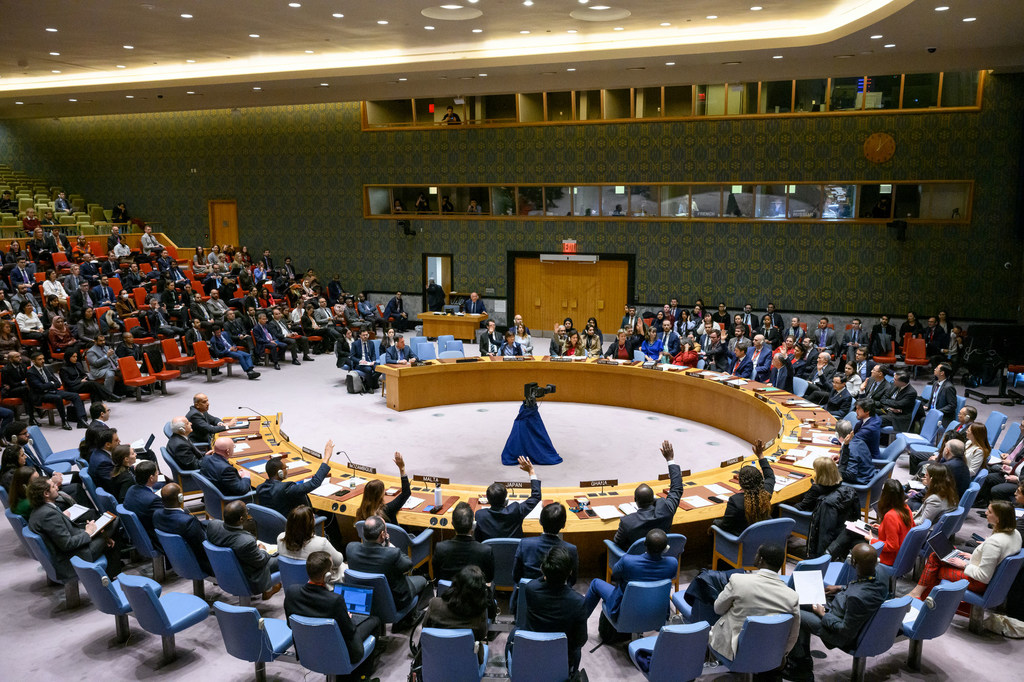 مجلس الأمن الدولي يعتمد قرارا حول غزة وإسرائيل، بتأييد 13 عضوا وامتناع الولايات المتحدة وروسيا عن التصويت.