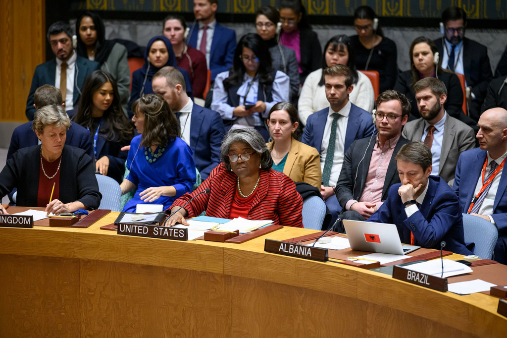 美国大使琳达·托马斯-格林菲尔德在纽约联合国安理会会议上发表讲话。