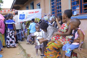 Des citoyens faisant la queue pour voter lors des élections générales de 2023 en République démocratique du Congo.