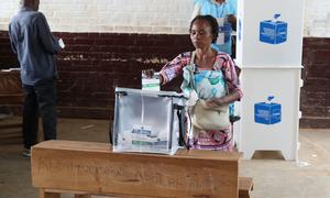 Una mujer vota en las elecciones generales de la República Democrática del Congo. (Archivo)