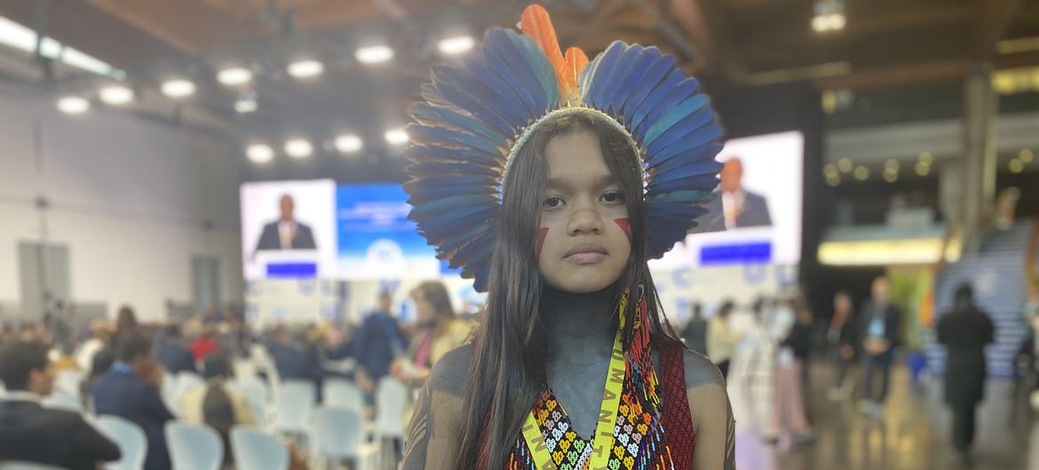 Suriyumi, indígena guaraní de 15 años, es una de las muchas voces jóvenes indígenas que luchan contra la invisibilidad y el estigma que rodean la cultura e identidad de los pueblos originarios en Brasil.