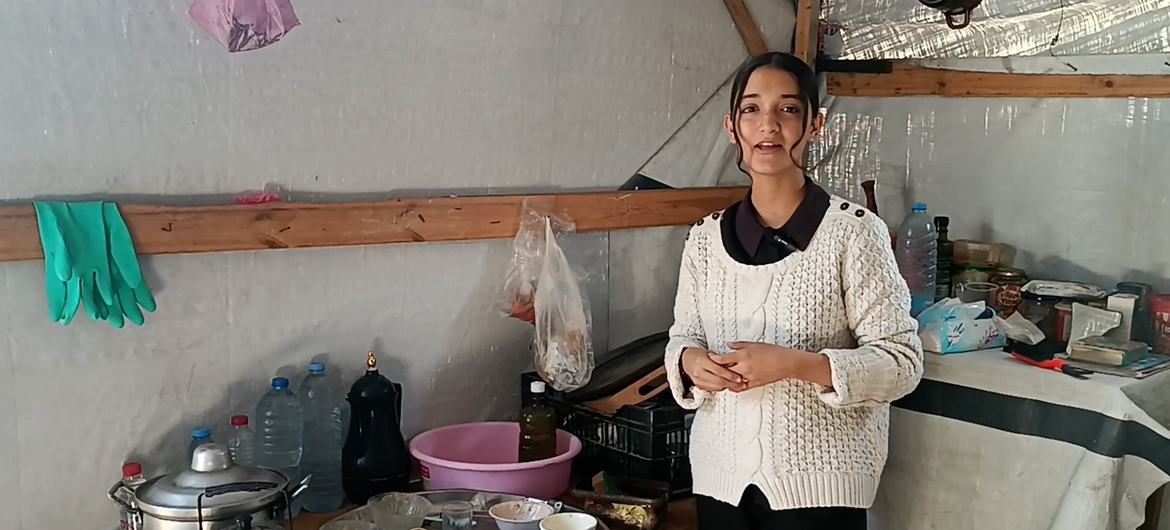 تالا الزعانين، فتاة فلسطينية نازحة تبلغ من العمر 16 عاما تنقل قصتها للعالم عبر مواقع التواصل الاجتماعي.