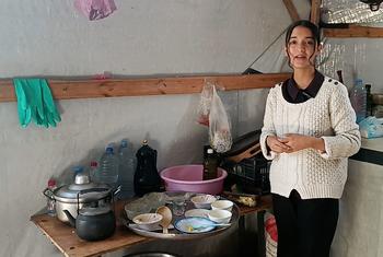 تالا الزعانين، فتاة فلسطينية نازحة تبلغ من العمر 16 عاما تنقل قصتها للعالم عبر مواقع التواصل الاجتماعي.