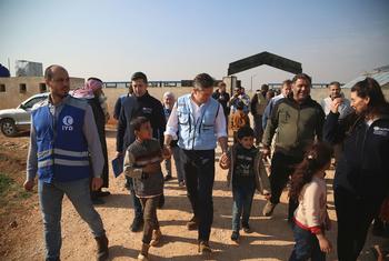 Tom Fetcher, secretario general adjunto de la ONU para Asuntos Humanitarios, visita un campamento de desplazados en Idlib, Siria.