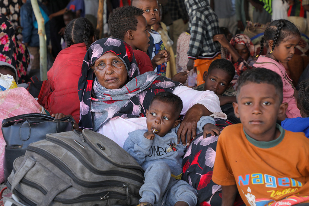 Des familles fuyant le conflit au Soudan arrivent dans un centre de transit à Aweil, au Sud-Soudan.
