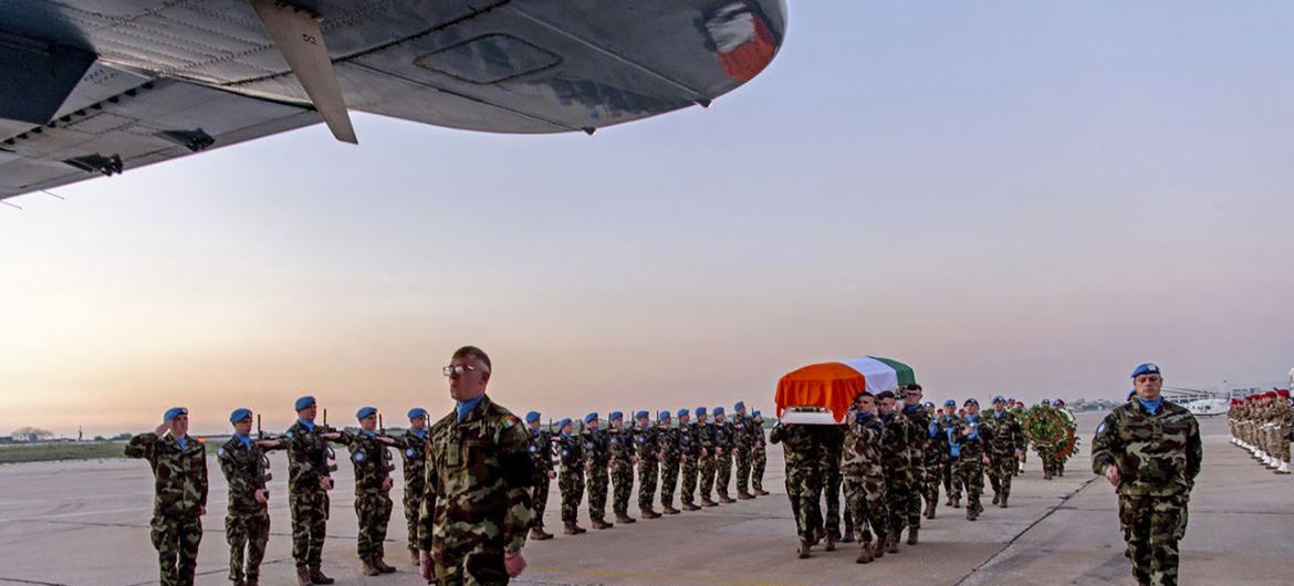 بعثة اليونيفيل تودع الجندي الأيرلندي شون روني خلال مراسم تشييع في مطار رفيق الحريري الدولي 
