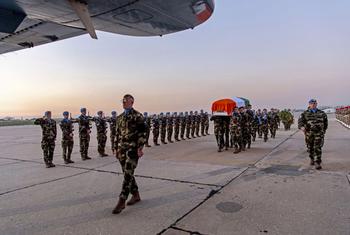 بعثة اليونيفيل تودع الجندي الأيرلندي شون روني خلال مراسم تشييع في مطار رفيق الحريري الدولي 