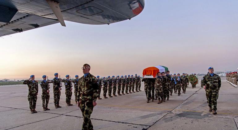 من الأرشيف: بعثة اليونيفيل تودع الجندي الايرلاندي شون روني خلال مراسم تشييع في مطار رفيق الحريري الدولي 