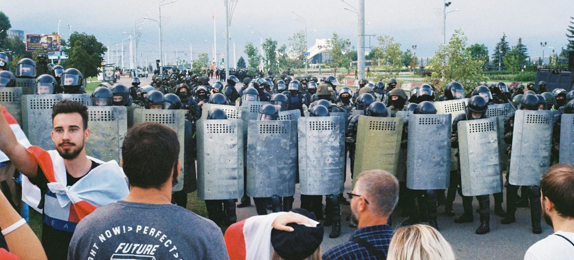 Des participants à la Marche pour la paix et l’indépendance affrontent le personnel de sécurité à Minsk, au Bélarus, en août 2020.