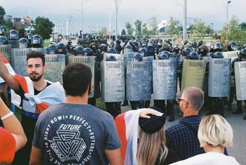 Des participants à la Marche pour la paix et l’indépendance affrontent le personnel de sécurité à Minsk, au Bélarus, en août 2020.