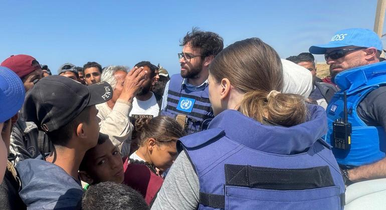 Специалисты УКГВ общаются с населением Газы. 