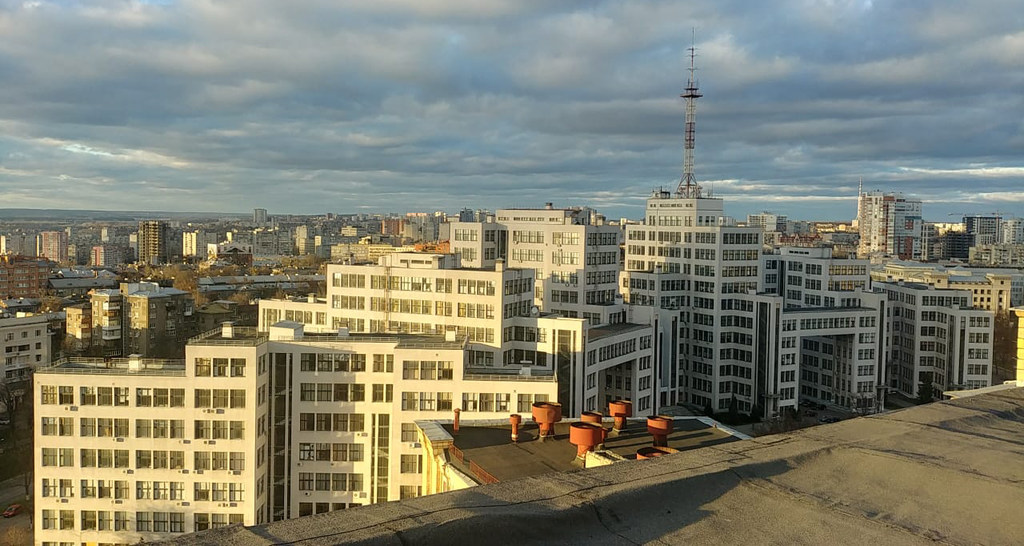 Панорамный вид центра города Харькова, Украина, с современными зданиями под облачным небом.