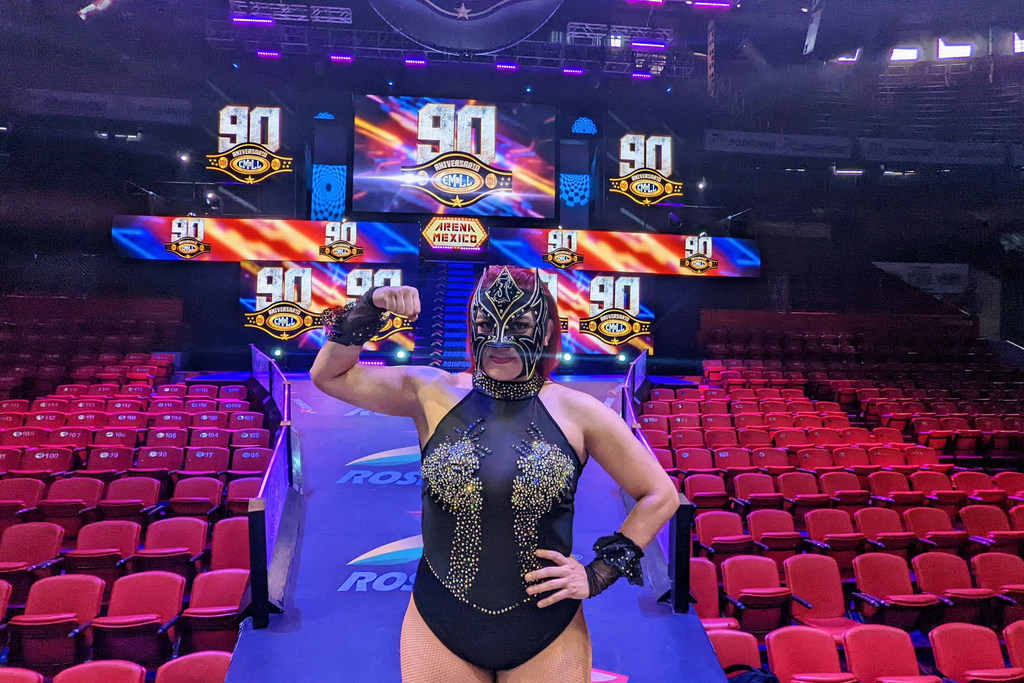 La Jarochita, luchadora profesional que forma parte de Las Amazonas del Consejo Mundial de Lucha Libre (CMLL) posa en el ring de la Arena México en Ciudad de México.