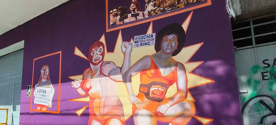 Mural "La lucha no sólo está en el ring", situado en la fachada principal de la Arena México, en Ciudad de México.