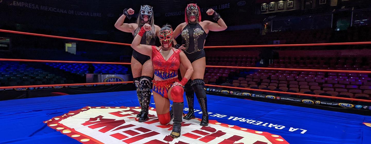La Jarochita, Zeuxis et Lluvia, des lutteuses professionnelles mexicaines, sont les "Amazones" du Consejo Mundial de Lucha Libre (CMLL). Elles posent sur le ring d'Arena Mexico à Mexico.