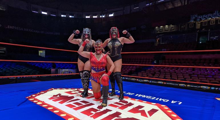 La Jarochita, Zeuxis et Lluvia, des lutteuses professionnelles mexicaines, sont les "Amazones" du Consejo Mundial de Lucha Libre (CMLL). Elles posent sur le ring d'Arena Mexico à Mexico.