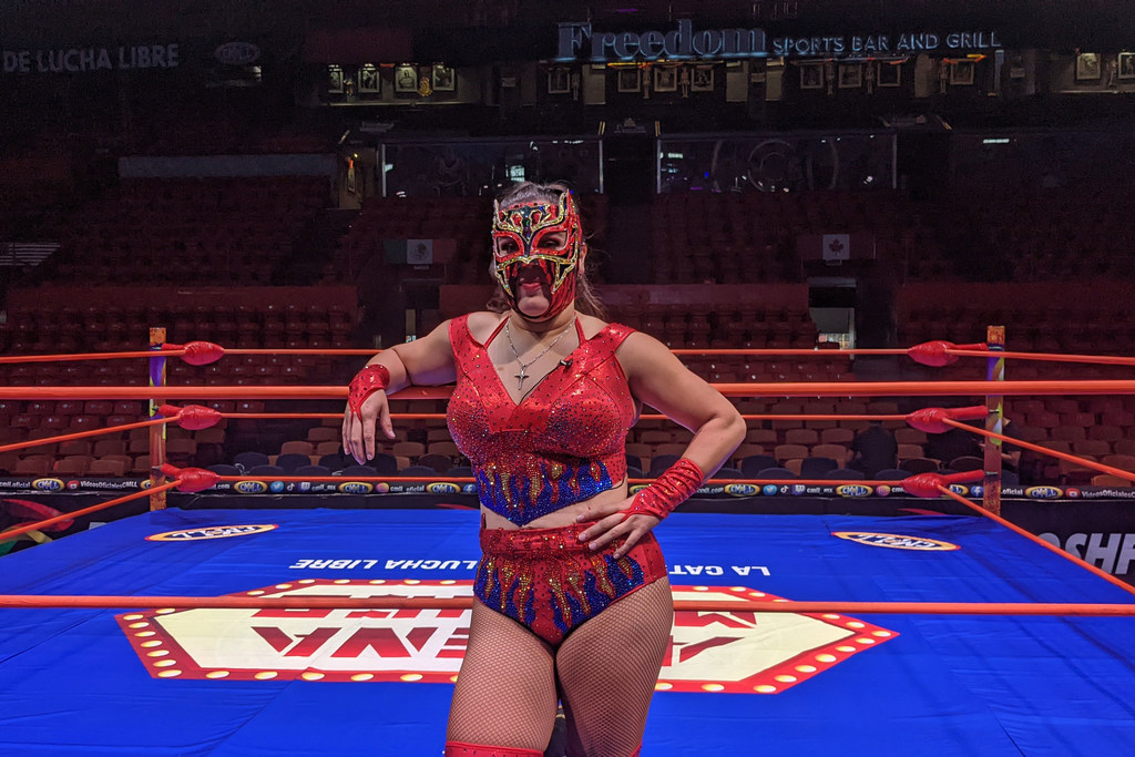 Zeuxis, luchadora profesional que forma parte de Las Amazonas del Consejo Mundial de Lucha Libre (CMLL) posa en el cuadrilátero de la Arena México, en Ciudad de México.