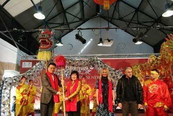 雅典中国文化中心举办的2019年欢乐春节活动。右一位雅典中国文化中心主任任刃；右二为中国驻希腊大使章启月。