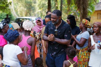 Mtayarishaji filamu Idris Elba akiwa na wenyeji wa Maboikandoh in Sierra Leone.