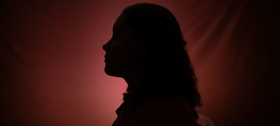 Em várias partes do mundo, a violência de gênero tem estado ligada a questões como a disseminação do HIV 