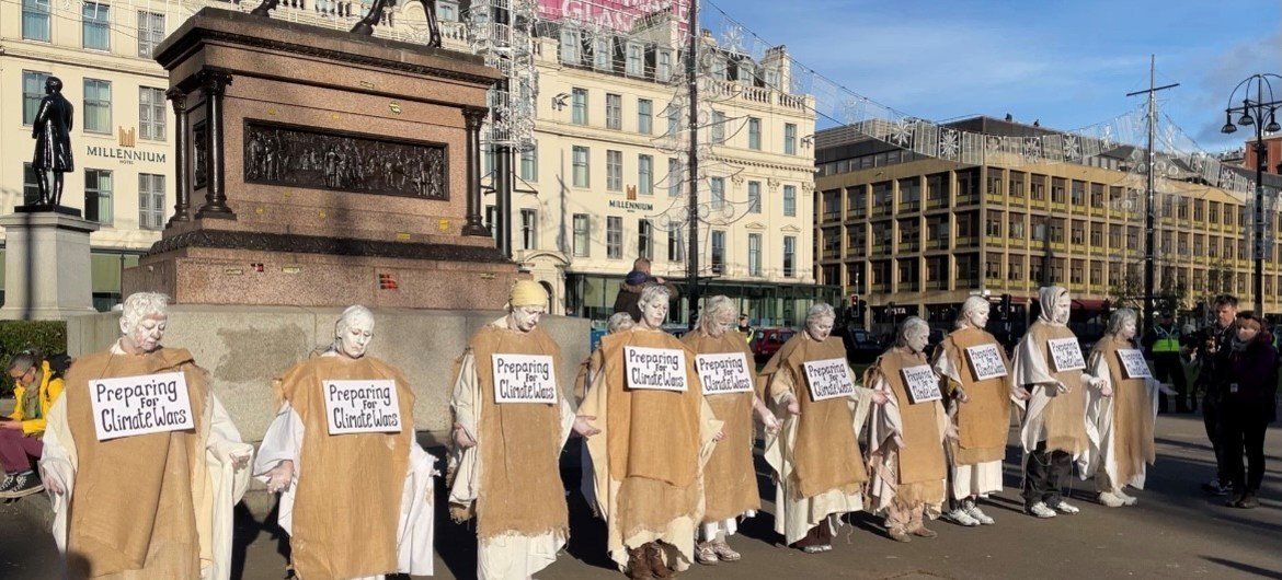 Manifestantes contra as mudanças climáticas no centro da cidade de Glasgow, durante a COP26