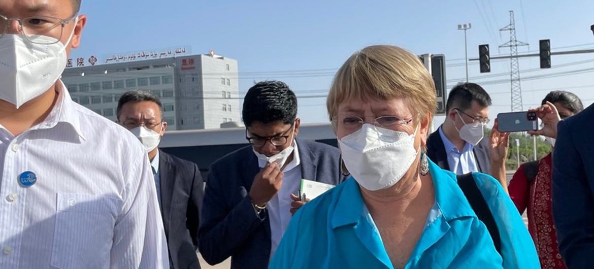 L'ancienne Haute-Commissaire aux droits de l'homme Michelle Bachelet lors de sa visite en Chine, à Ürümqi, dans la région autonome ouïgoure du Xinjiang, en mai 2022.