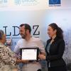 Carlos Carabaña recibe el Premio Breach Valdez de periodismo de manos de dos mujeres en un acto formal en México.