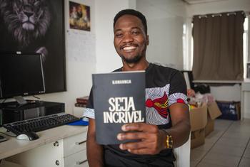 O migrante angolano Kanhanga publicou no Brasil o livro “Seja Incrível” 