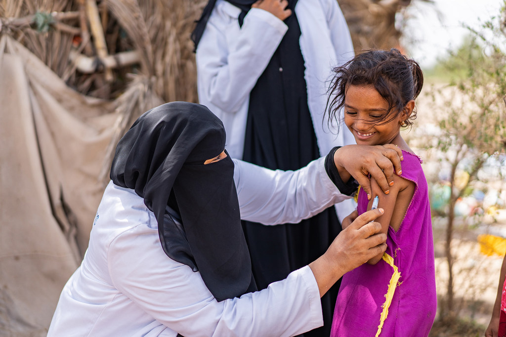 رئيسة قسم التطعيمات في مجمع دار سعد الطبي في عدن تنزل إلى الشوارع لضمان تلقيح الأطفال