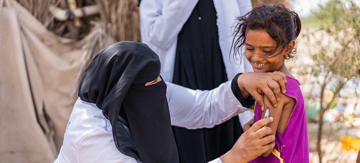 La responsable des vaccinations du centre médical Dar Sa'ad, à Aden, descend dans la rue pour s'assurer que les enfants sont vaccinés.