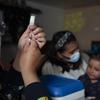 在厄瓜多尔，一名两岁女孩在家中接种疫苗。