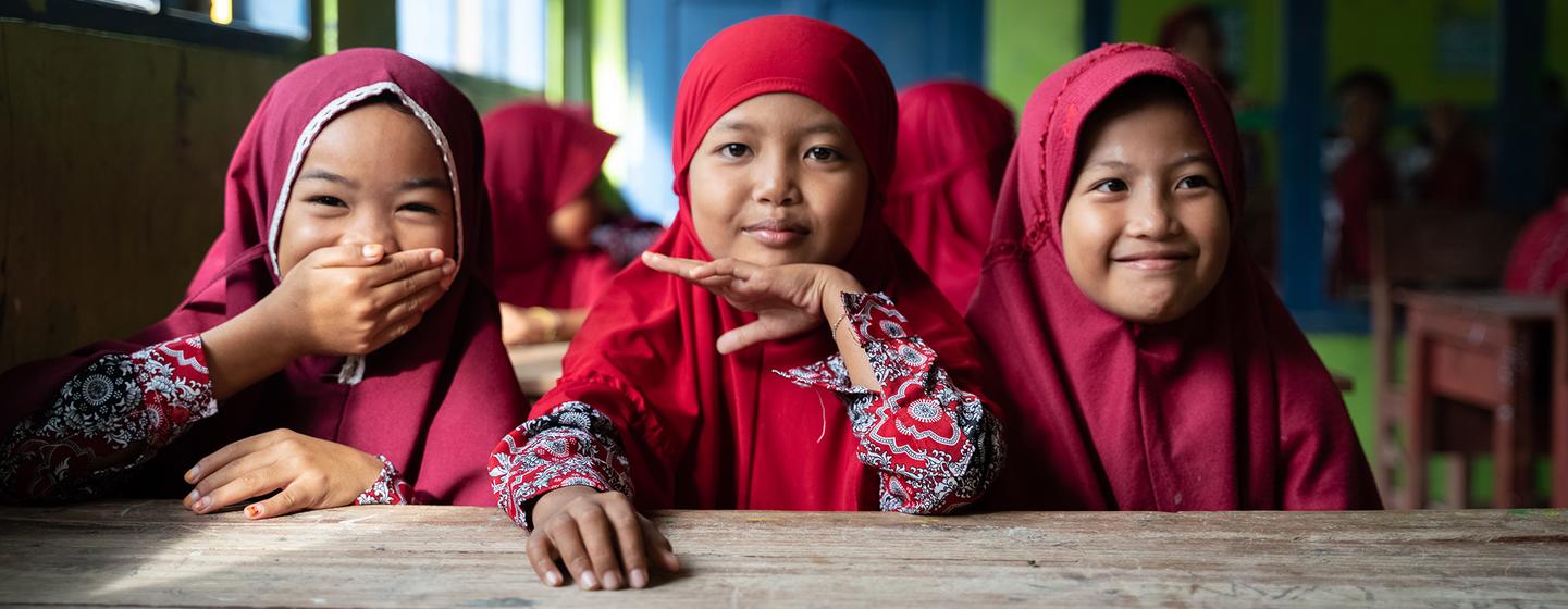 Des filles attendent leur tour pour se faire vacciner à l'école élémentaire Rusung Raya, en Indonésie.