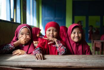 在印度尼西亚的一所小学，女孩们等待轮到她们接种疫苗。