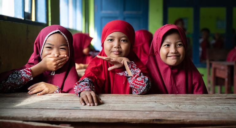 انڈونیشیا میں بچیاں بیماریوں کے خلاف مدافعت کے لیے ویکسین لگنے کی منتظر ہیں۔