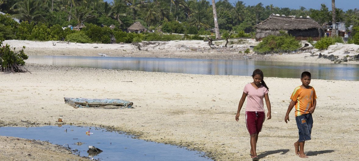 在基里巴斯，气候变化正在对这个太平洋岛国的低洼地貌产生严重影响。