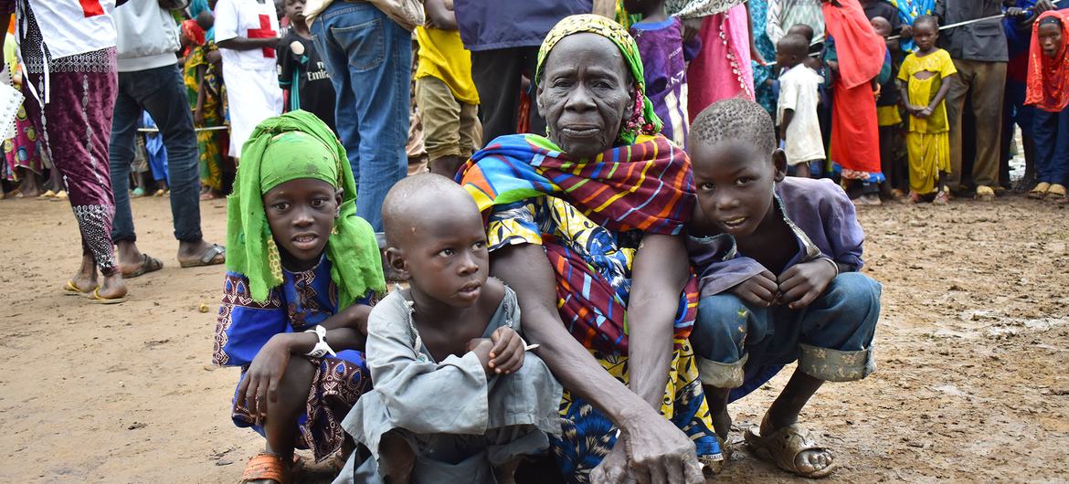 Une femme et ses trois petits-enfants dans un site d'accueil pour les réfugiés camerounais à Oundouma, au Tchad.