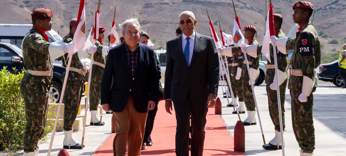 यूएन महासचिव एंतोनियो गुटेरेश (मध्य बाएँ), केप वर्डे का यात्रा पर जहाँ, देश के विदेश मंत्री विदेश मंत्री रूई ऐलबर्टो एफ़ सोआरेस ने उनका औपचारिक स्वागत किया.Soares