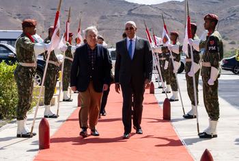 El Secretario General António Guterres (centro izquierda) es recibido por el ministro de Asuntos Exteriores de Cabo Verde, Rui Alberto Figueiredo Soares, a su llegada a São Vicente.