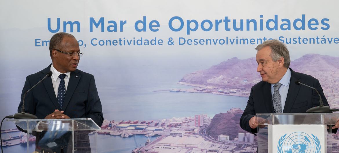 El Secretario General António Guterres celebra una conferencia de prensa conjunta en Cabo Verde con el Primer Ministro José Ulisses Correia e Silva.