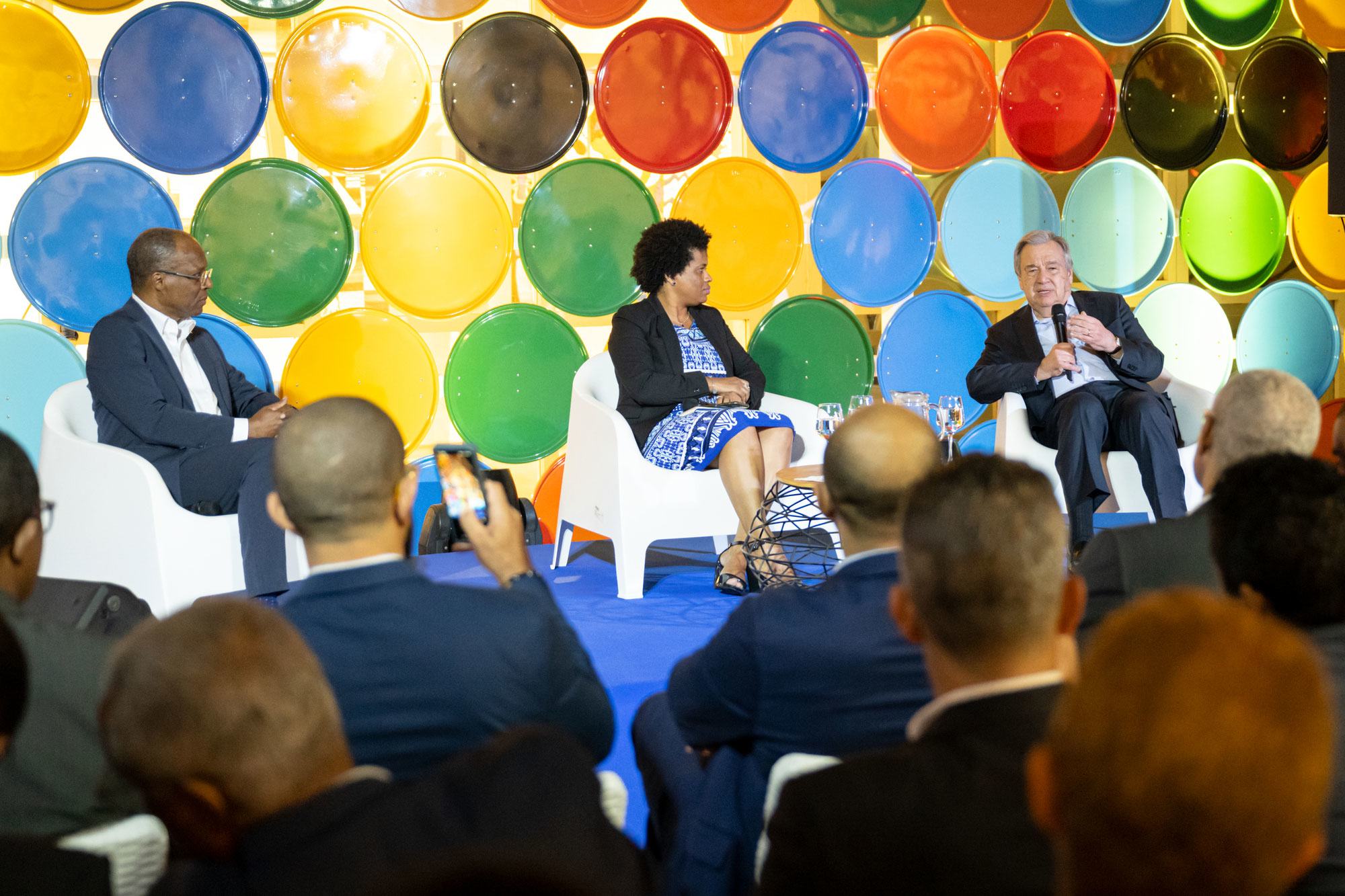 الأمين العام للأمم المتحدة أنطونيو غوتيريش يشارك في سلسلة نقاشات مع رئيس وزراء كابو فيردي خوسيه يوليسيس كورييا إي سيلفا.