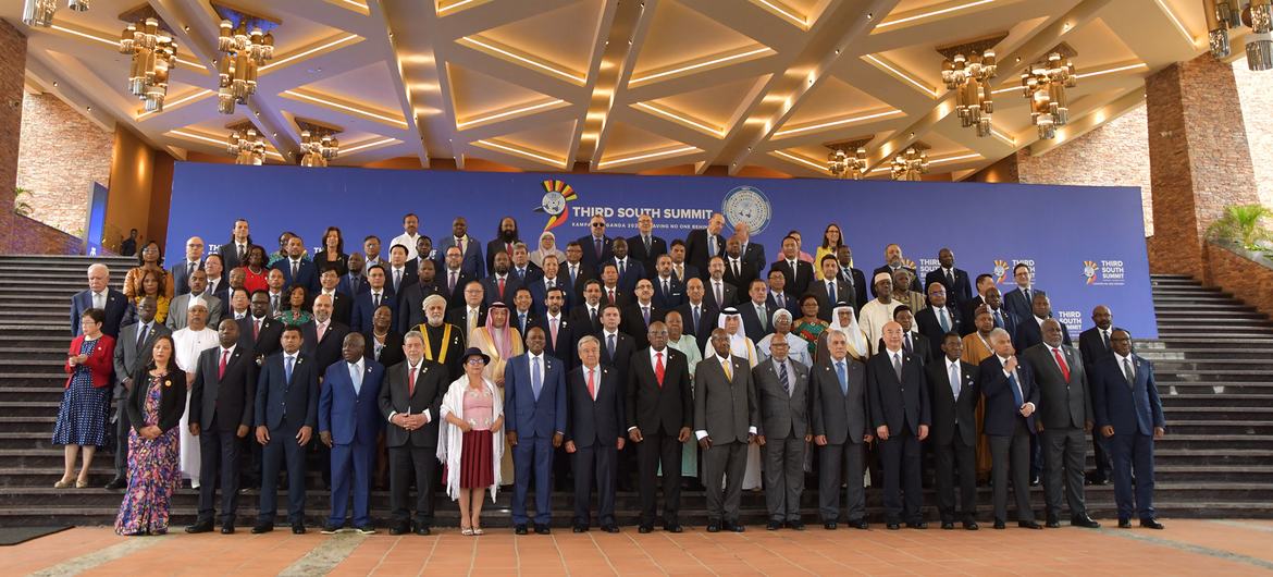 El Secretario General de las Naciones Unidas, António Guterres, se reúne con los líderes del G77 durante la Tercera Cumbre del Sur celebrada en Kampala, Uganda.