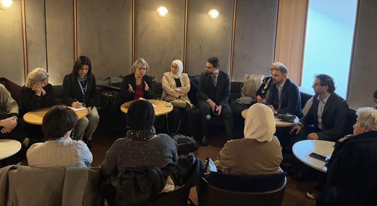 La presidenta de la Institución Independiente para las Personas Desaparecidas en la República Árabe Siria, Karla Quintana, se reúne con un grupo de familias y organizaciones de la sociedad civil, incluidas las organizaciones de enlace con las víctimas y …