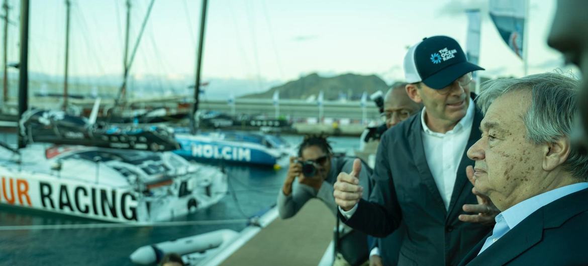 الأمين العام أنطونيو غوتيريش ينظر إلى القوارب المشاركة في سباق المحيطات التي رست في ميناء مينديلو، في جزيرة ساو فيسنتي بالرأس الأخضر.