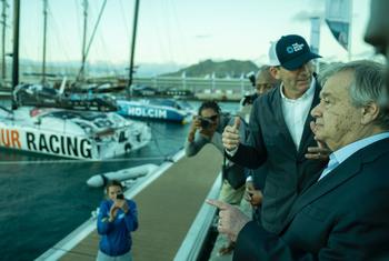 الأمين العام أنطونيو غوتيريش ينظر إلى القوارب المشاركة في سباق المحيطات التي رست في ميناء مينديلو، في جزيرة ساو فيسنتي بالرأس الأخضر.