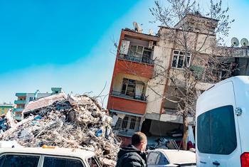 तुर्कीय के कहारनमारास में एक इमारत भूकंप से नष्ट हो गई